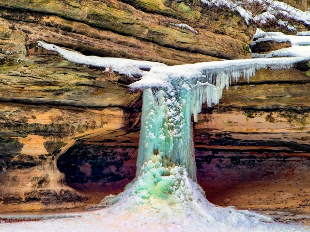 Замерзший водопад на скале