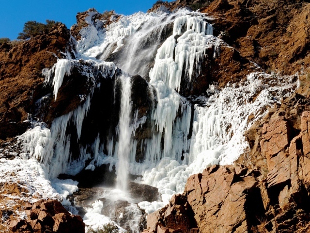Замерзший водопад на каменной горе