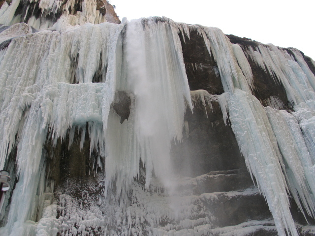 Замерзший водопад на реке Чегем