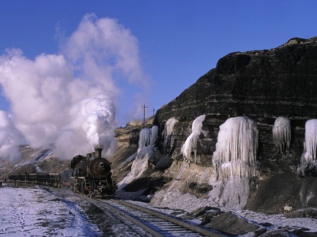 Замерзший водопады и паровоз