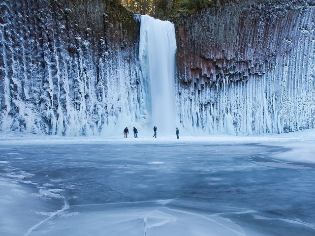 Великолепный замерзший водопад