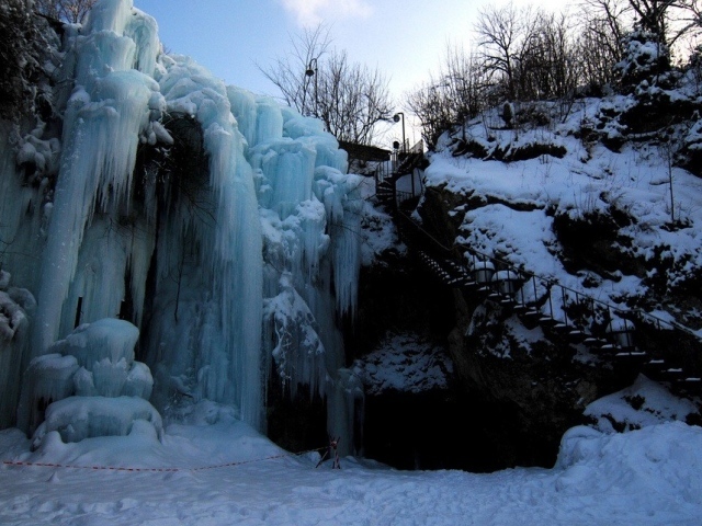Лестница на замерзший водопад
