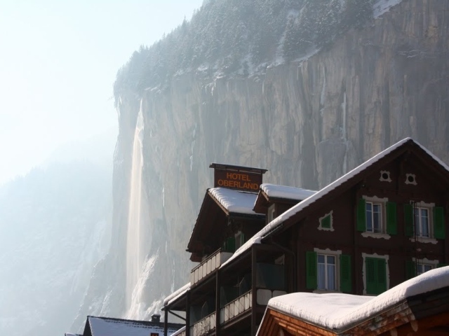 Отель на фоне замерзшего водопада