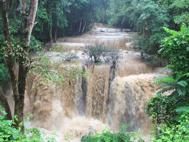 Мутная вода в водопаде