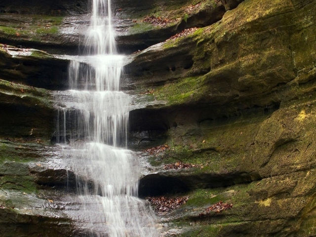 Водопад на скалах