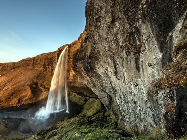 Вода льется со скалы