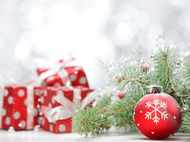 Красный шар с белой снежинкой