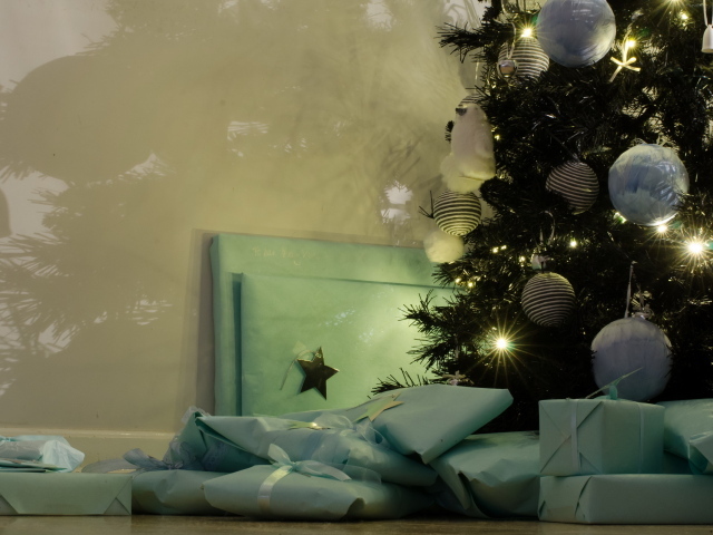 Гора подарков под елкой