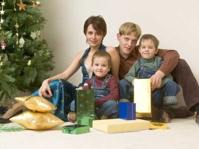 Семья празднует Новый год