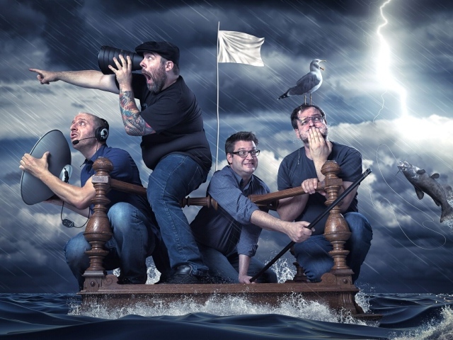 Мужики на спасательном плоту