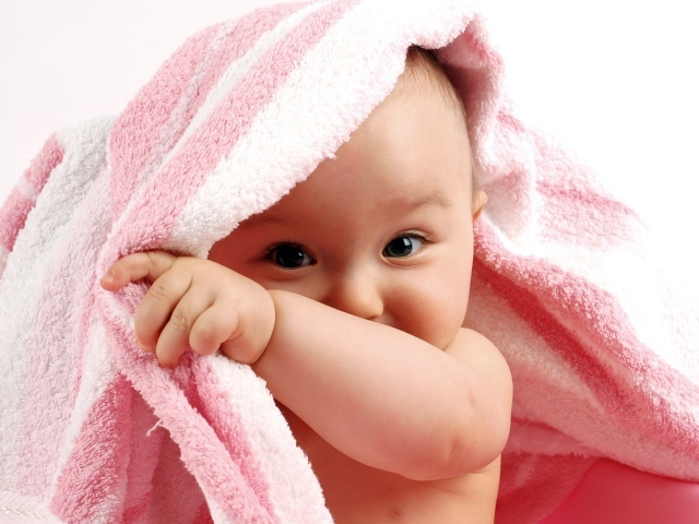 Ребенок под полотенцем