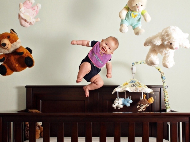 Ребенок летает с игрушками