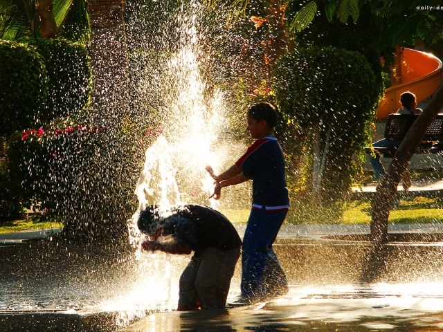 Дети обливаются водой