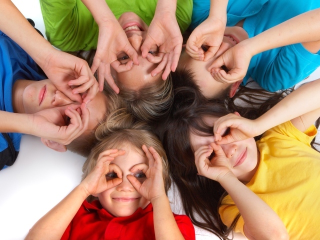 Дети играют