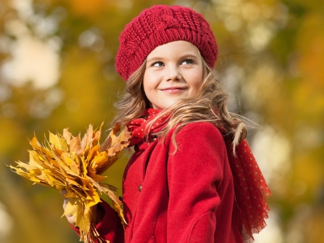 Девочка с желтыми листьями