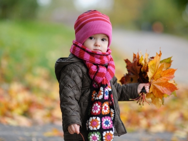 Ребенок с букетом листьев