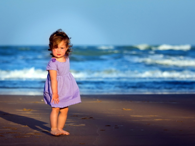 Маленькая девочка на пляже