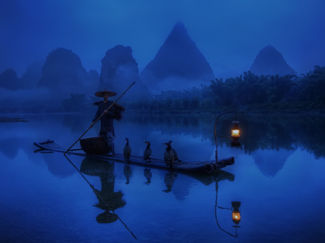 Китайский рыбак на лодке