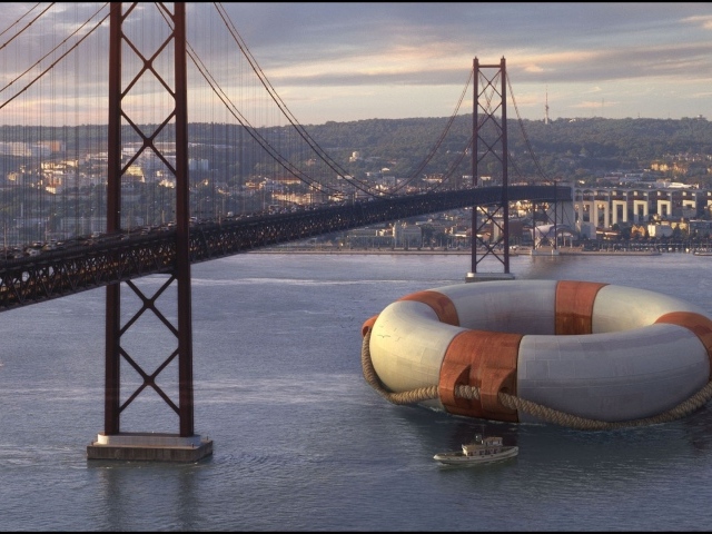 Огромный спасательный круг