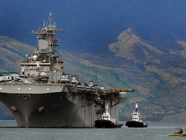 Авианосец у берега