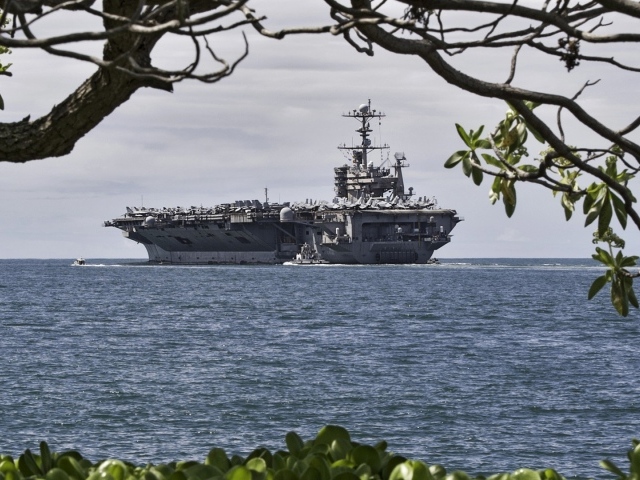 Авианосец у побережья