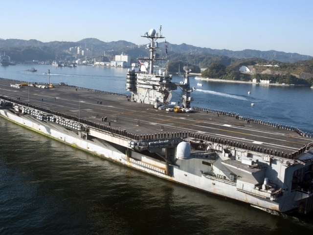 Десантный корабль в порту