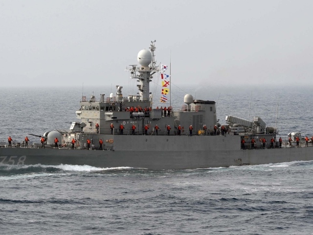 Боевой катер в море