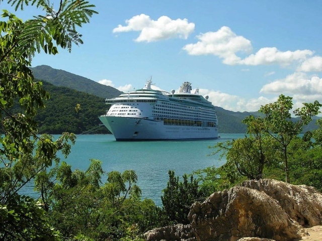 Лайнер в бухте