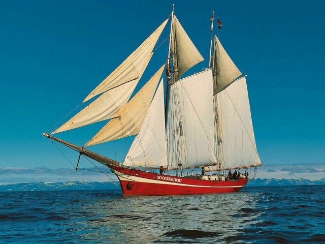 Красный парусник уходит в море