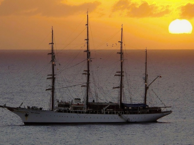 Корабль на фоне заката