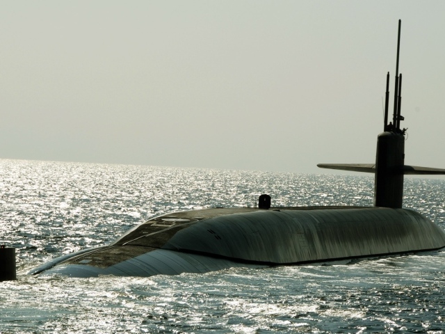 Подводная лодка в открытом море