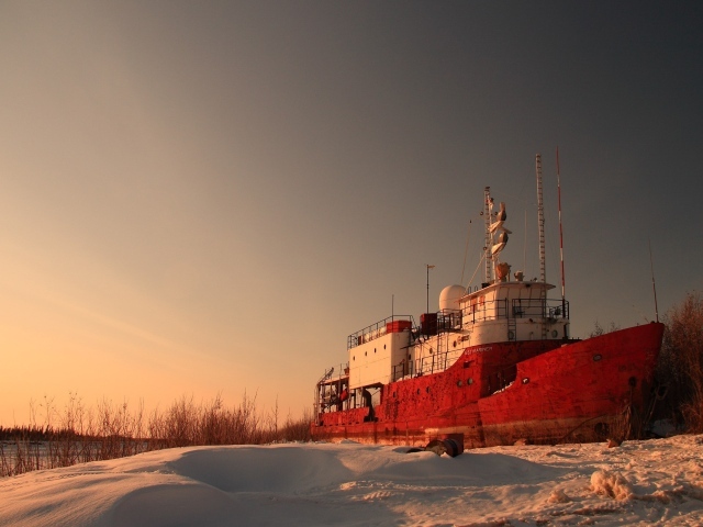 Корабль на зимней стоянке