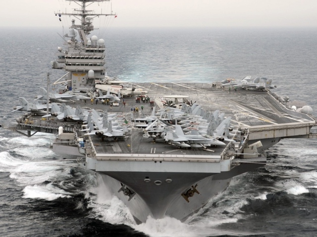 Американский авианосец в море