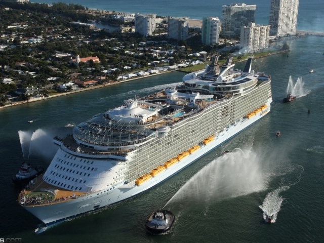 Круизный лайнер прибыл в порт