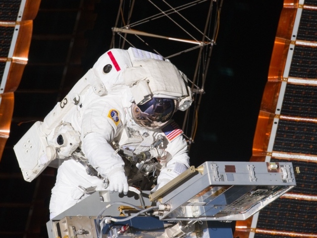 Астронавт в открытом космосе