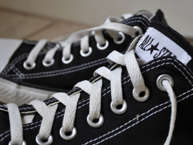 Фирменные черные кеды