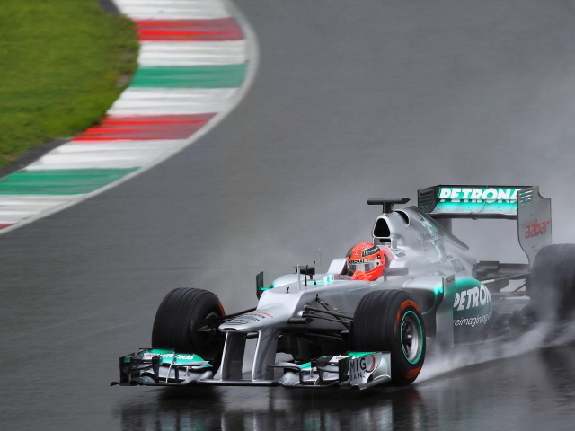 Болид на гоночной трассе