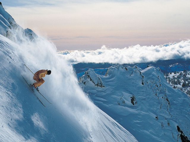 Скоростной спуск с горы на лыжах