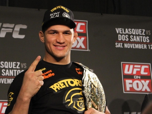 Популярный UFC боец Джуниор Дос Сантос