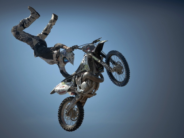 Рискованный прыжок с мотоциклом
