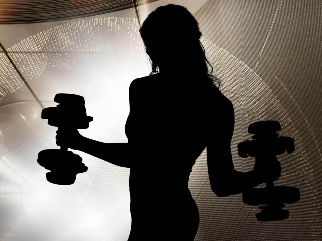 Силуэт девушки занимающейся фитнесом