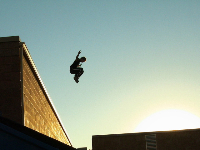 Прыжок с крыши в паркуре