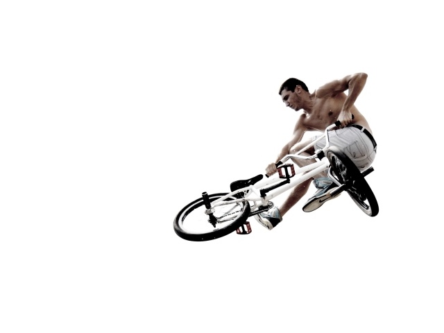Велосипедист на белом фоне
