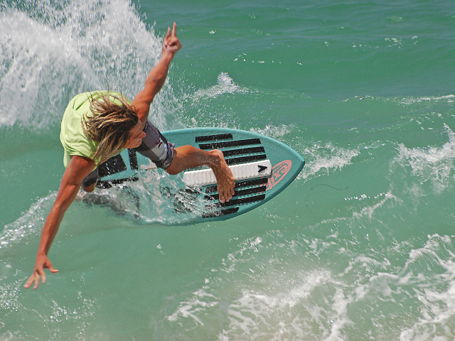 Катание по волнам на доске