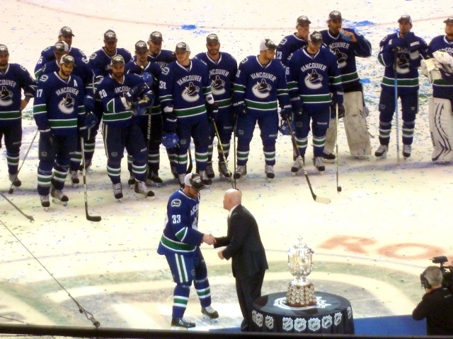 Лучший Хоккеист Ванкувера Хенрика Седина и его команда