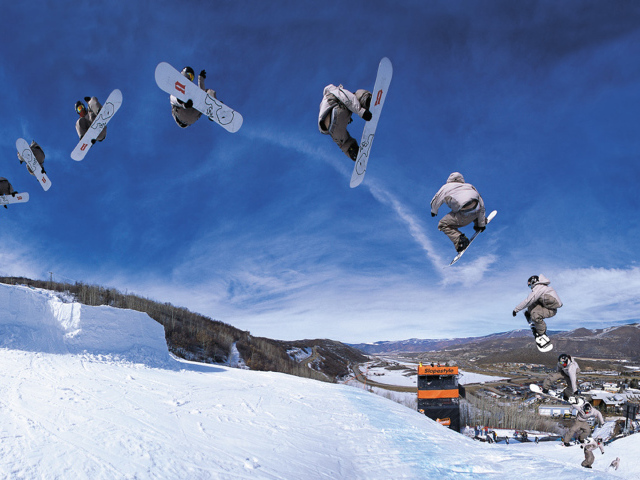 Прыжок сноубордиста