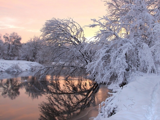 Не покрытая льдом река