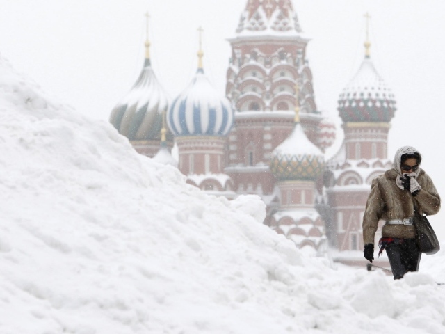 Снег в Москве сугробами 