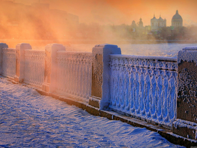 Снег в Санкт-Петербурге на мосту