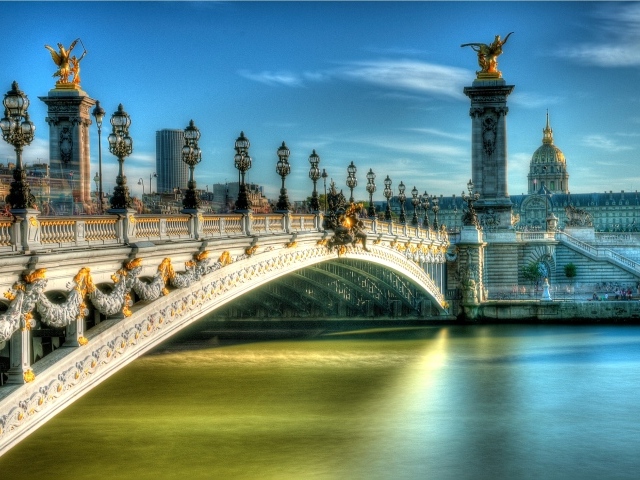 Мост через реку в Париже